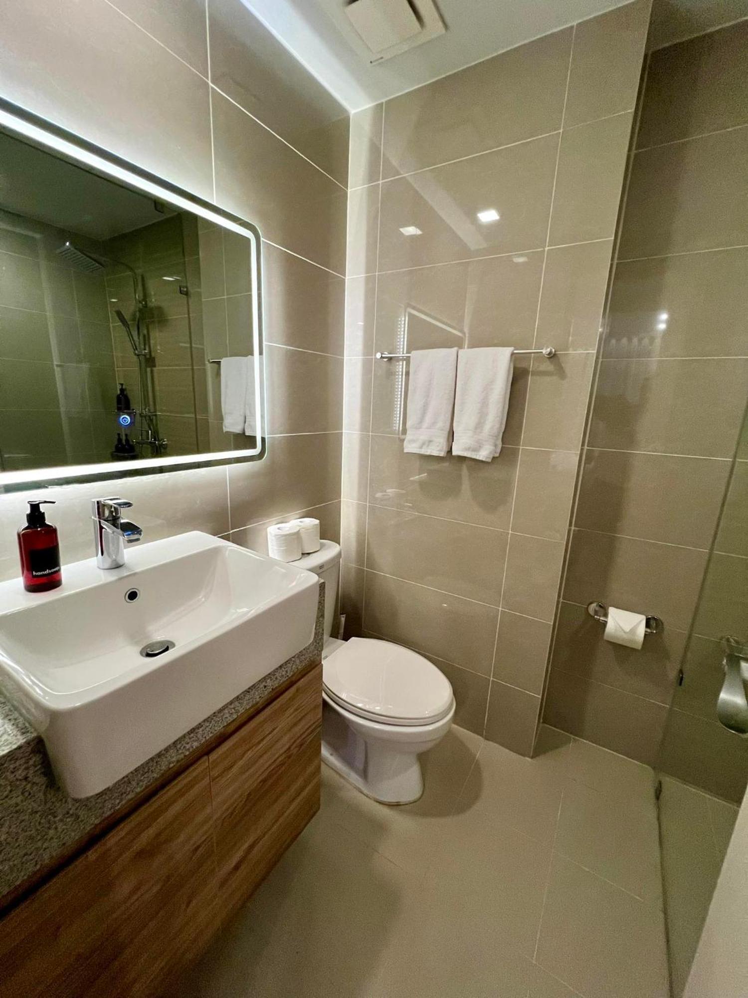 Hotel Vibe Condo At Uptown Parksuites Bgc Taguig Eksteriør bilde